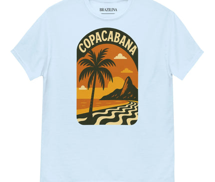 T-shirt blanc avec un imprimé inspiré de Copacabana, mettant en valeur un palmier, des montagnes, un coucher de soleil et des motifs ondulés évoquant le célèbre trottoir de Rio de Janeiro. Design tropical et culturel symbolisant l'énergie vibrante et l'atmosphère relaxante du Brésil.