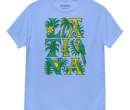 T-shirt bleu ciel avec un design tropical mettant en avant des motifs de feuilles de palmier, un perroquet et un soleil, rappelant la faune et la flore du Brésil. Les lettres composant 'LATINA' en vert et jaune sont ornées de détails inspirés de la nature et de la culture festive brésilienne, évoquant l'esprit vibrant et exotique de la forêt amazonienne.