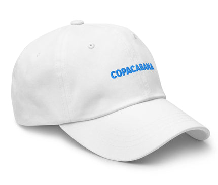 Casquette blanche avec logo 'Copacabana' brodé en bleu, inspirée de l'énergie festive et décontractée de la célèbre plage brésilienne. Accessoire élégant, évoquant le style vibrante et ensoleillé de Rio de Janeiro.