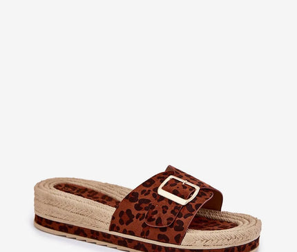 Sandales pour femmes en suédine écologique avec une sangle réglable à boucle dorée, motif léopard, montées sur une plateforme de 4 cm avec imitation tressage, parfaites pour un style décontracté et estival.