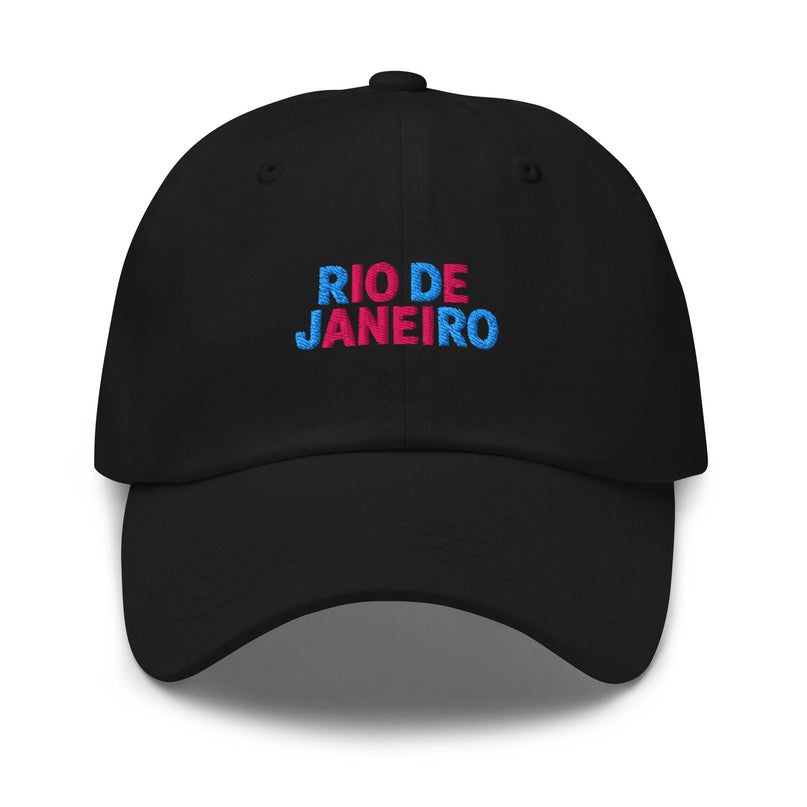 Casquette noire avec le texte coloré 'Rio de Janeiro' brodé en rose et bleu, inspirée de l'énergie vibrante et festive de la ville brésilienne, idéale pour afficher un style contemporain mêlé à l'authenticité tropicale.