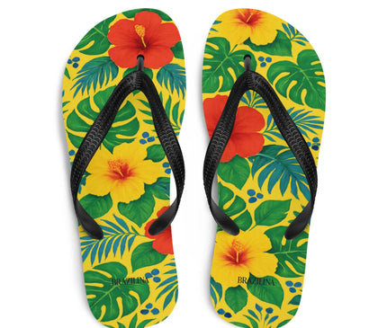 Tongs aux motifs tropicaux vibrants du Brésil, avec hibiscus rouges et jaunes, feuillage luxuriant et touches exotiques sur un fond jaune, évoquant la nature luxuriante et les plages ensoleillées du Brésil. Accessoires d'été idéaux pour une ambiance festive et décontractée.