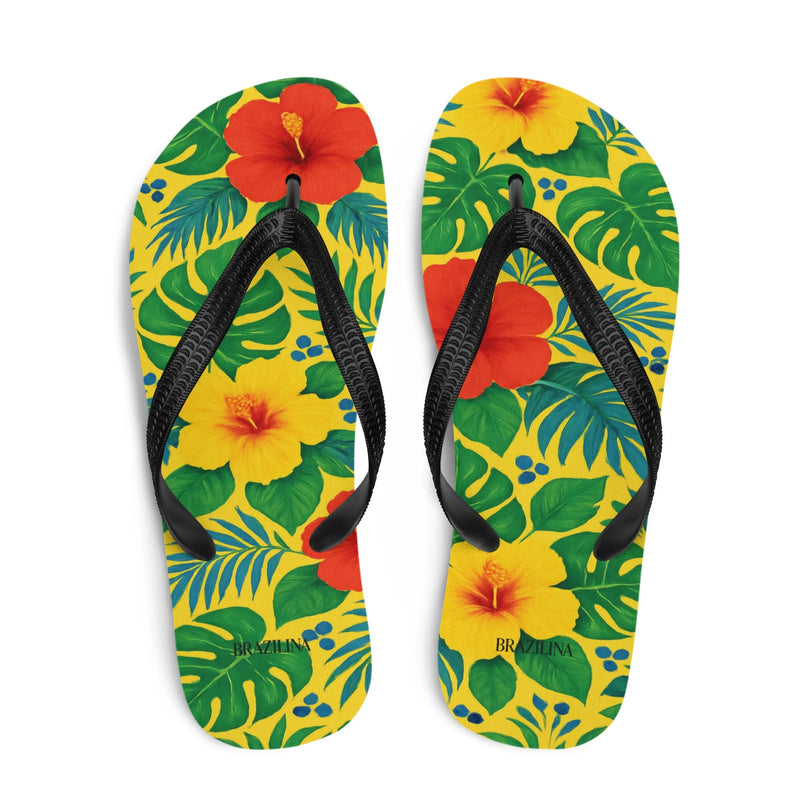 Tongs aux motifs tropicaux vibrants du Brésil, avec hibiscus rouges et jaunes, feuillage luxuriant et touches exotiques sur un fond jaune, évoquant la nature luxuriante et les plages ensoleillées du Brésil. Accessoires d'été idéaux pour une ambiance festive et décontractée.