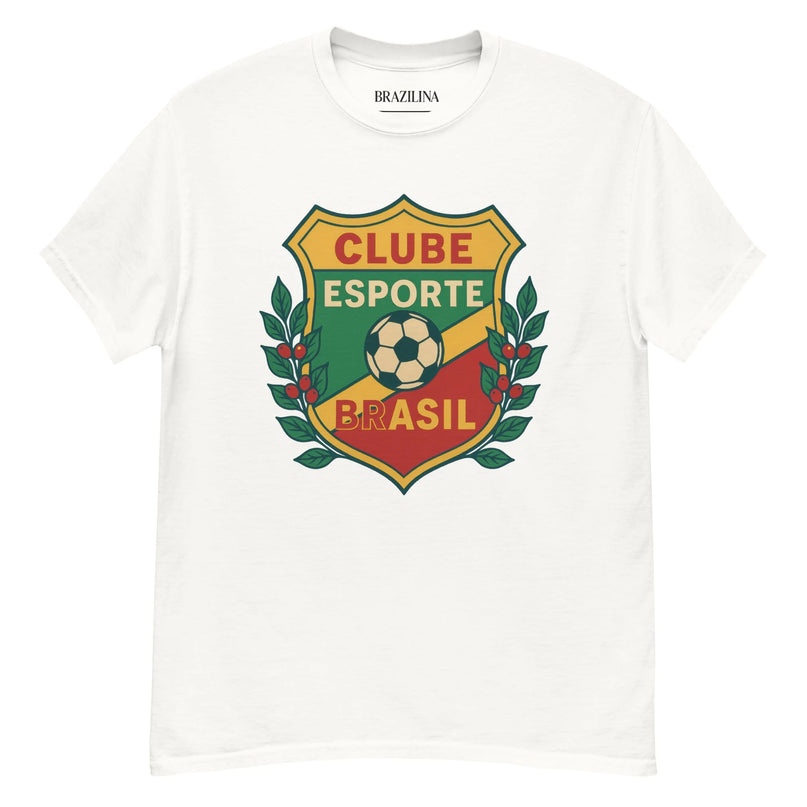 T-shirt blanc inspiré de l'esprit vibrant du Brésil avec un écusson coloré sur le devant. L'écusson arbore les mots 'Clube Esporte Brasil', un ballon de football, et des motifs végétaux représentant la culture sportive et festive brésilienne. Parfait pour les fans de football et les amateurs du style décontracté aux couleurs du Brésil.