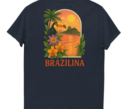 T-shirt bleu marine avec un design tropical inspiré du Brésil, représentant un coucher de soleil vibrant, un toucan entouré de fleurs tropicales luxuriantes, des palmiers et une vue sur des collines emblématiques, avec le texte 'Brazilina' en orange, évoquant la nature exotique et l'énergie festive du pays.