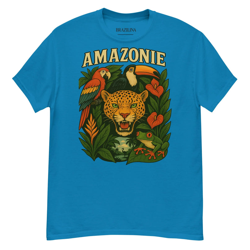 T-shirt bleu avec un design vibrant inspiré de l'Amazonie, mettant en avant un jaguar, des toucans, des grenouilles tropicales et une végétation luxuriante. L'inscription 'Amazonie' en lettres capitales célèbre la faune et la flore de cette région emblématique du Brésil, symbolisant la biodiversité et la culture festive du pays.