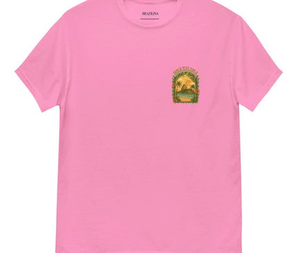 T-shirt rose brésilien avec un motif tropical de palmiers, coucher de soleil et végétation luxuriante, reflétant la culture vibrante et les paysages chaleureux du Brésil, parfait pour exprimer un style inspiré de l'énergie brésilienne.