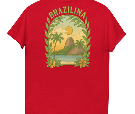 T-shirt rouge avec un design inspiré du Brésil, mettant en valeur des paysages tropicaux emblématiques avec des palmiers, le coucher de soleil, une montagne iconique, et entouré de motifs de feuilles vertes avec des fleurs exotiques. Texte 'Brazilina' en haut, reflétant l'énergie vibrante, la nature luxuriante et la joie de vivre brésilienne.