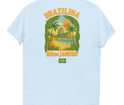 T-shirt blanc avec imprimé coloré représentant Rio de Janeiro, intégrant des palmiers, un coucher de soleil tropical, les montagnes emblématiques du Brésil, un flamant rose et l'océan. Texte 'Brazilina Rio de Janeiro' en lettres orange et un drapeau brésilien ajoutent une touche culturelle, capturant l'énergie et l'ambiance festive brésiliennes.
