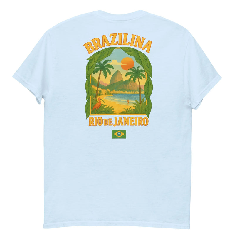T-shirt blanc avec imprimé coloré représentant Rio de Janeiro, intégrant des palmiers, un coucher de soleil tropical, les montagnes emblématiques du Brésil, un flamant rose et l'océan. Texte 'Brazilina Rio de Janeiro' en lettres orange et un drapeau brésilien ajoutent une touche culturelle, capturant l'énergie et l'ambiance festive brésiliennes.