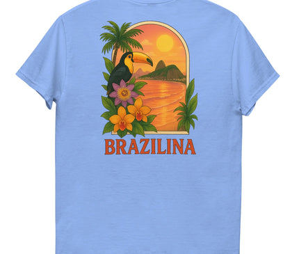 T-shirt bleu clair inspiré du Brésil avec un design tropical comprenant un toucan, des fleurs colorées, un coucher de soleil exotique et des palmiers. Le motif évoque les plages, la nature luxuriante et l'énergie festive du Brésil, avec le texte 'Brazilina' inscrit en orange vif.