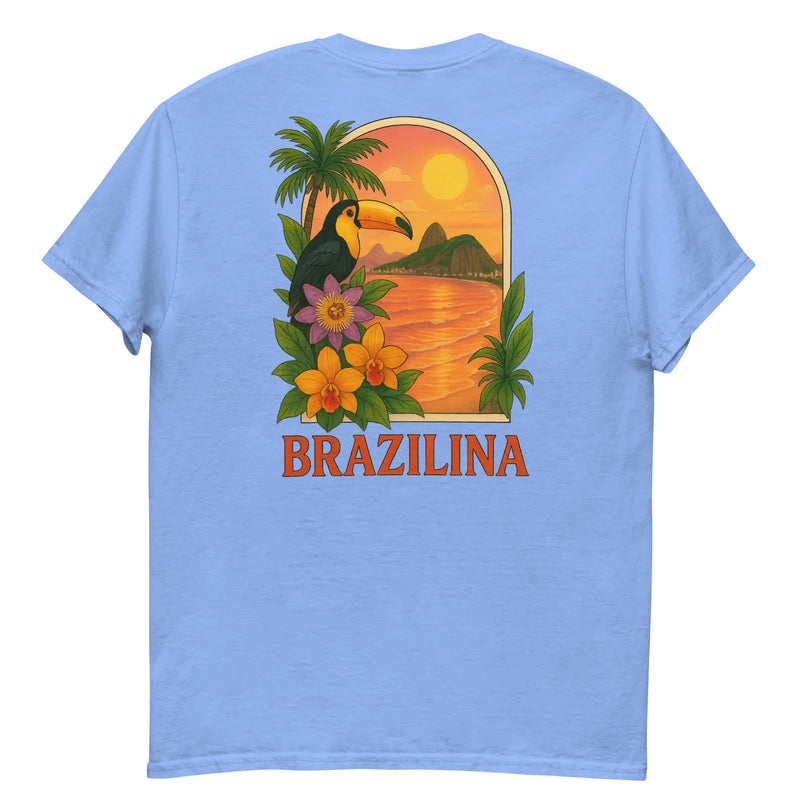 T-shirt bleu clair inspiré du Brésil avec un design tropical comprenant un toucan, des fleurs colorées, un coucher de soleil exotique et des palmiers. Le motif évoque les plages, la nature luxuriante et l'énergie festive du Brésil, avec le texte 'Brazilina' inscrit en orange vif.