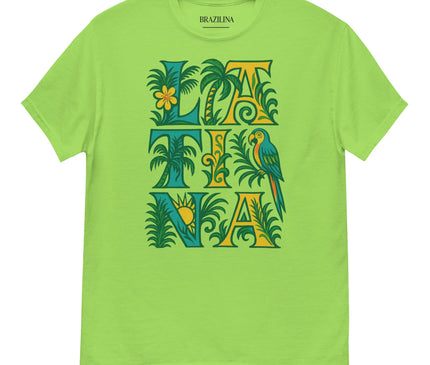 T-shirt vert vibrant avec des motifs tropicaux représentant des feuilles de palmier, le soleil, un perroquet et le mot 'LATINA' écrit avec des éléments de la nature, évoquant la faune et la flore exubérantes et l'énergie festive du Brésil.