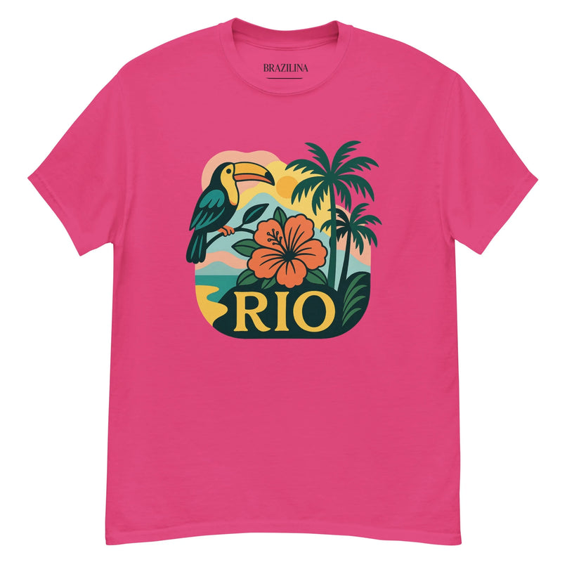 T-shirt rose vibrant avec un design tropical inspiré du Brésil, représentant un toucan coloré, une fleur d'hibiscus, des palmiers et l'inscription 'Rio'. Ce design évoque la nature exotique, la forêt amazonienne et l'énergie chaleureuse des plages de Rio de Janeiro.