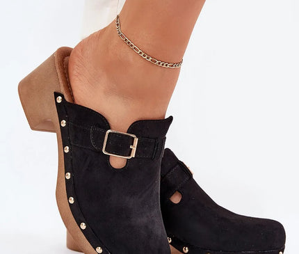 Sabots pour femmes en suédine écologique avec talon bloc de 6 cm, sangle élégante avec boucle dorée, clous métalliques décoratifs sur la semelle pour une touche rock, et semelle intérieure souple pour un confort quotidien. Modèle noir idéal pour les tenues décontractées ou élégantes.