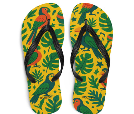 Tongs brésiliennes avec motifs tropicaux colorés, oiseaux exotiques et feuillages verts sur un fond jaune vibrant, inspirés de la biodiversité amazonienne, idéales pour un style estival décontracté et évoquant l’esprit chaleureux et festif du Brésil.