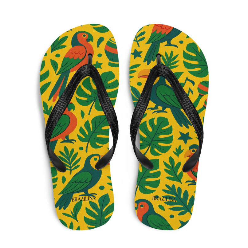 Tongs brésiliennes avec motifs tropicaux colorés, oiseaux exotiques et feuillages verts sur un fond jaune vibrant, inspirés de la biodiversité amazonienne, idéales pour un style estival décontracté et évoquant l’esprit chaleureux et festif du Brésil.
