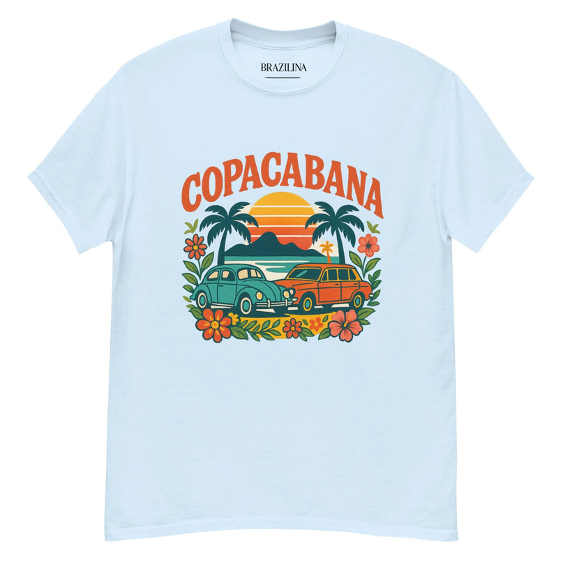 T-shirt inspiré de l'atmosphère de Copacabana au Brésil, avec un design tropical incluant des palmiers, un coucher de soleil, des voitures rétro et des fleurs exotiques, évoquant les plages animées et la culture joyeuse de Rio de Janeiro.
