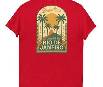 T-shirt rouge au design inspiré de Rio de Janeiro, mettant en avant un motif tropical avec des palmiers, un coucher de soleil et le Pain de Sucre. Texte 'Brazilina Rio de Janeiro' dans un style vintage, évoquant les plages, l'énergie festive et le charme brésilien.