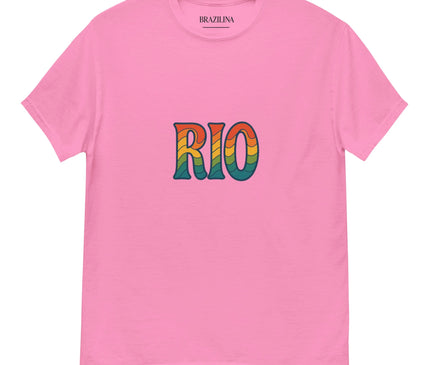 T-shirt rose au style vibrant avec l'inscription 'RIO' multicolore, inspiré par l'énergie et la culture de Rio de Janeiro, symbole de fêtes, de plages ensoleillées et d'une atmosphère décontractée, reflétant l'esprit joyeux et dynamique du Brésil.