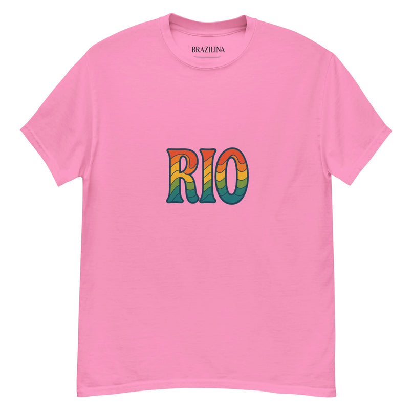 T-shirt rose au style vibrant avec l'inscription 'RIO' multicolore, inspiré par l'énergie et la culture de Rio de Janeiro, symbole de fêtes, de plages ensoleillées et d'une atmosphère décontractée, reflétant l'esprit joyeux et dynamique du Brésil.