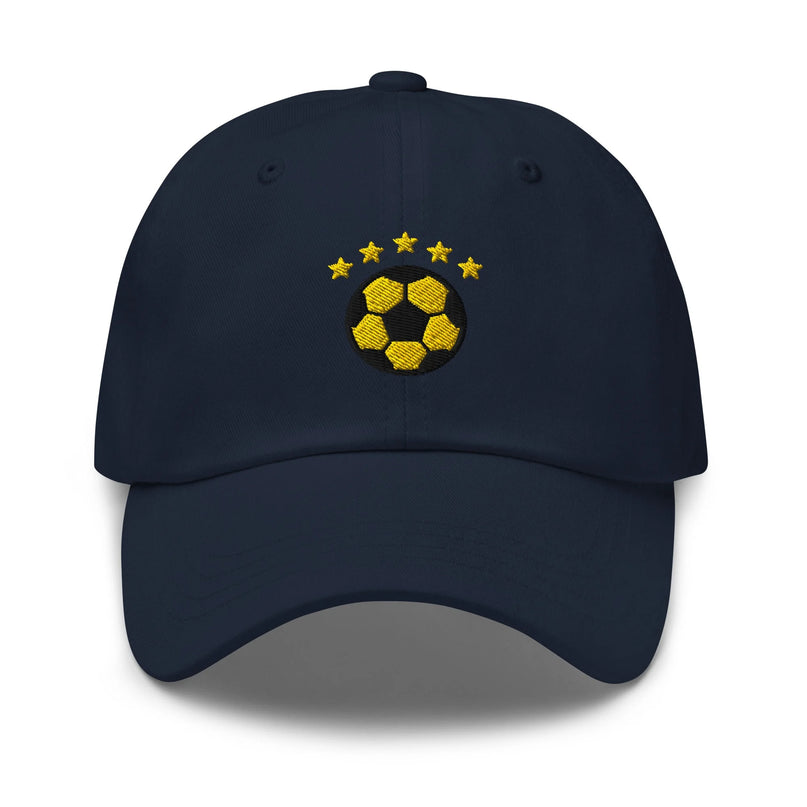 Casquette bleue élégante inspirée du football brésilien avec un ballon jaune brodé accompagné de cinq étoiles, symbolisant les succès historiques du Brésil dans ce sport. Un accessoire célébrant la culture et la fierté nationale brésilienne.