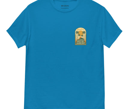 T-shirt bleu avec un design inspiré de Rio de Janeiro, représentant des palmiers et une ambiance tropicale, évoquant les plages et l'énergie festive brésiliennes, parfait pour un style détendu et élégant célébrant la culture et les paysages du Brésil.