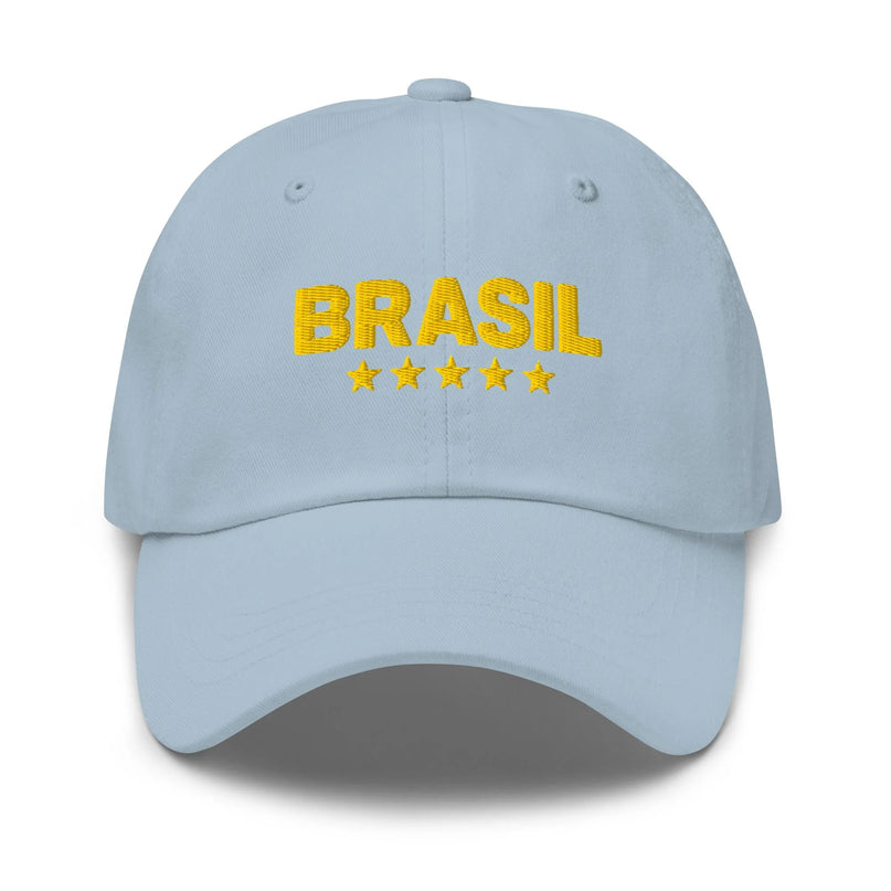 Casquette bleu clair avec l'inscription 'Brasil' en broderie jaune et cinq étoiles dorées en dessous, symbolisant les victoires légendaires du Brésil dans le football. Accessoire célébrant la culture brésilienne, mélange de fierté nationale, de joie de vivre et d'élégance décontractée.