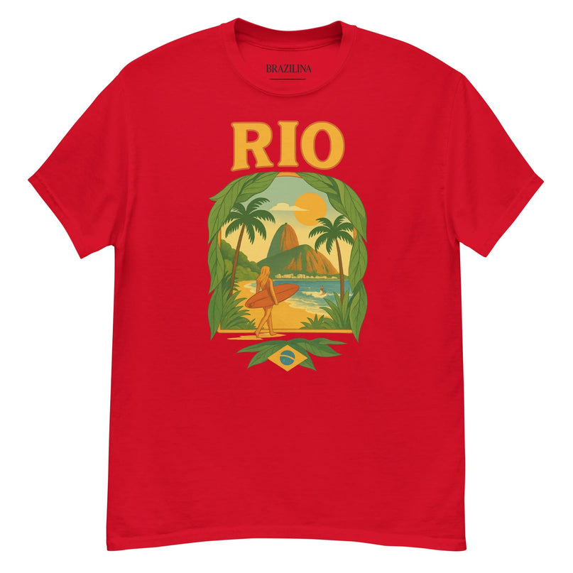 T-shirt rouge au design inspiré de Rio de Janeiro, avec une illustration représentant un surfeur, des palmiers, le Pain de Sucre et un coucher de soleil, reflétant l'énergie tropicale et festive du Brésil, accompagné du drapeau brésilien.