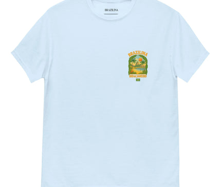 T-shirt blanc au style décontracté avec un imprimé coloré représentant des paysages tropicaux, incluant des palmiers et un coucher de soleil, accompagné du texte 'Brazilina Rio de Janeiro'. Vêtement inspiré de l'esprit chaleureux et festif de Rio de Janeiro, parfait pour afficher une passion pour la culture et les paysages brésiliens.