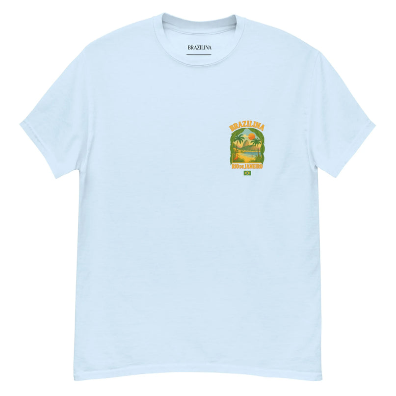 T-shirt blanc au style décontracté avec un imprimé coloré représentant des paysages tropicaux, incluant des palmiers et un coucher de soleil, accompagné du texte 'Brazilina Rio de Janeiro'. Vêtement inspiré de l'esprit chaleureux et festif de Rio de Janeiro, parfait pour afficher une passion pour la culture et les paysages brésiliens.