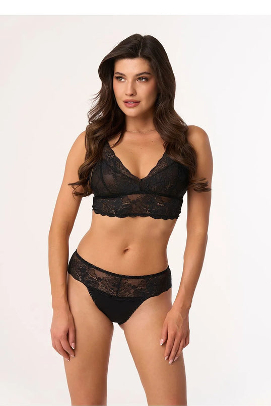 Culottes de base pour femmes en dentelle noire, ornées d'élégants détails. Idéales pour le confort quotidien avec une coupe classique. Tissu doux et respirant, fabriqué en Pologne. Présentées avec un soutien-gorge assorti dans une ambiance élégante.