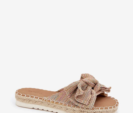 Sandales plates brésiliennes en matériaux naturels avec une confection artisanale tressée, ornées d'un élégant nœud sur le dessus, évoquant un style décontracté et chaleureux inspiré des plages et carnavals de Rio.