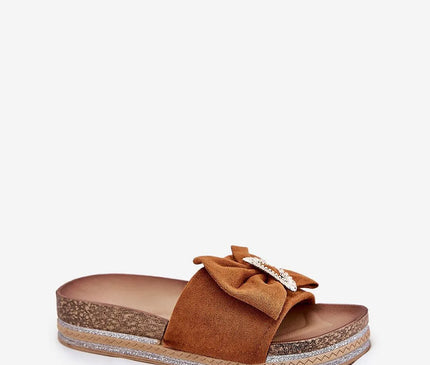 Sandales brésiliennes élégantes en suédine marron avec plateforme tressée, décorées d'un nœud et d'une boucle glamour, parfaites pour associer style décontracté et raffinement, idéales pour les plages ou soirées en plein air.