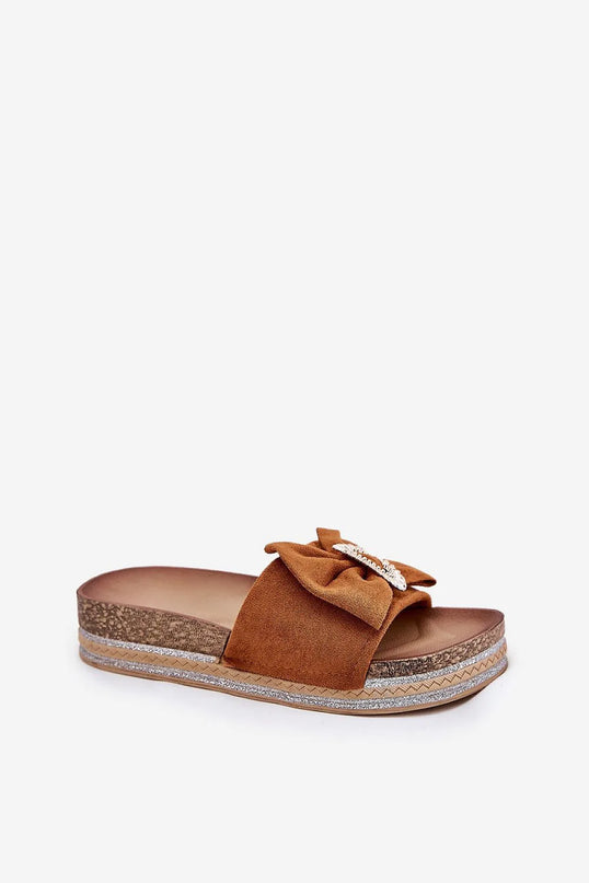 Sandales brésiliennes élégantes en suédine marron avec plateforme tressée, décorées d'un nœud et d'une boucle glamour, parfaites pour associer style décontracté et raffinement, idéales pour les plages ou soirées en plein air.