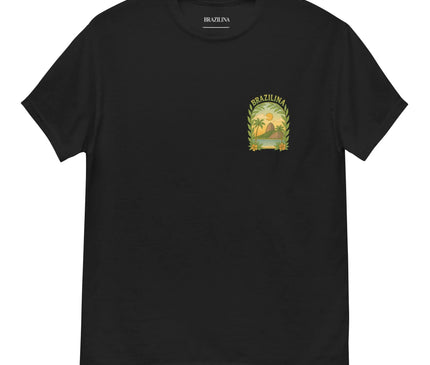 T-shirt noir avec un design inspiré du Brésil. Illustration colorée représentant un coucher de soleil tropical, des palmiers, des feuilles luxuriantes et un paysage côtier, accompagné du texte 'Brazilina'. Ce vêtement reflète l'essence vibrante et la nature tropicale du Brésil, parfait pour un style relax et chaleureux.