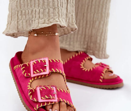 Sandales colorées style brésilien avec détails de couture apparente en jaune, brides roses à boucles, inspirées de l'artisanat local et de la culture vibrante du Brésil, adaptées pour un look moderne et confortable, parfaites pour les journées ensoleillées.