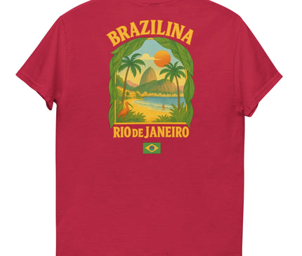 T-shirt rouge avec un imprimé vibrant de Rio de Janeiro, représentant une illustration tropicale avec des palmiers, un coucher de soleil doré, la plage et les montagnes emblématiques. Le design inclut le texte 'Brazilina' et 'Rio de Janeiro' ainsi qu'un petit drapeau du Brésil en bas. Idéal pour refléter l'énergie et le charme festif du Brésil.
