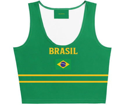 Haut court vert aux couleurs du Brésil, inscription 'Brasil' en jaune, drapeau brésilien au centre et bandes jaunes horizontales en bas, représentant l'essence festive et sportive de la culture brésilienne.