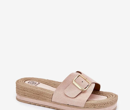 Sandales pour femmes en suédine écologique, dotées d'une sangle ajustable avec boucle dorée, montées sur une plateforme de 4 cm avec imitation tressée beige. Idéal pour un look chic et décontracté associé à des tenues estivales comme des robes ou des shorts.