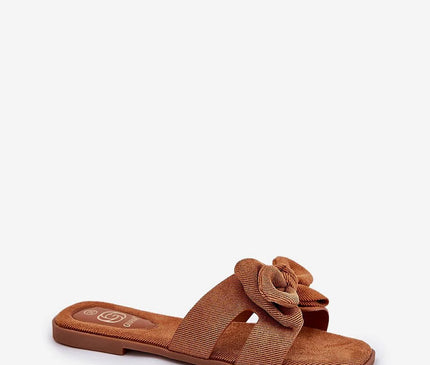 Sandales pour femmes en tissu marron, avec un talon plat de 1 cm. Elles présentent une décoration à l'avant avec un joli nœud et des découpes élégantes. Parfaites pour compléter des tenues estivales comme des robes, des jupes ou des shorts, alliant confort et style.