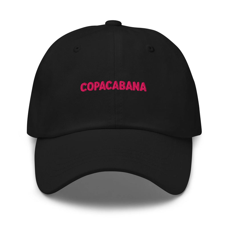 Casquette noire moderne avec broderie rose 'Copacabana', inspirée de l'énergie et du style brésilien de Rio de Janeiro. Un accessoire évoquant la fête, la plage et la culture tropicale.