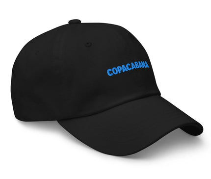 Casquette noire élégante avec le texte 'COPACABANA' brodé en bleu, s'inspirant de l'énergie vibrante et décontractée de la plage légendaire de Copacabana au Brésil. Accessoire au style tropical et festif, parfait pour évoquer l'esprit libre et joyeux de Rio de Janeiro.