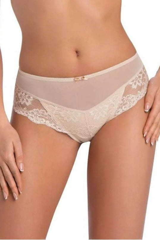 Sous-vêtement style brésilien élégant, culotte en dentelle beige avec motifs floraux et transparence subtile, incarnant la féminité et la sensualité de la mode brésilienne.