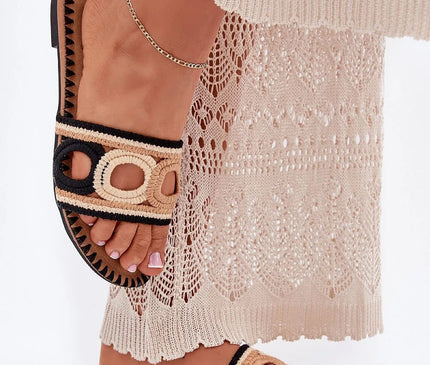 Sandales crochetées pour femmes avec talon plat de 1 cm, motif unique en beige et noir, associées à une robe légère en tissu crocheté, idéales pour les journées d'été ou les vacances.