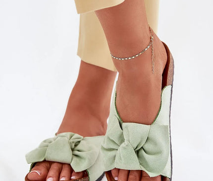Sandales brésiliennes élégantes pour femmes en tissu vert clair avec nœuds, semelle en liège confortable et style inspiré des plages tropicales de Rio. Idéal pour un look décontracté et estival.