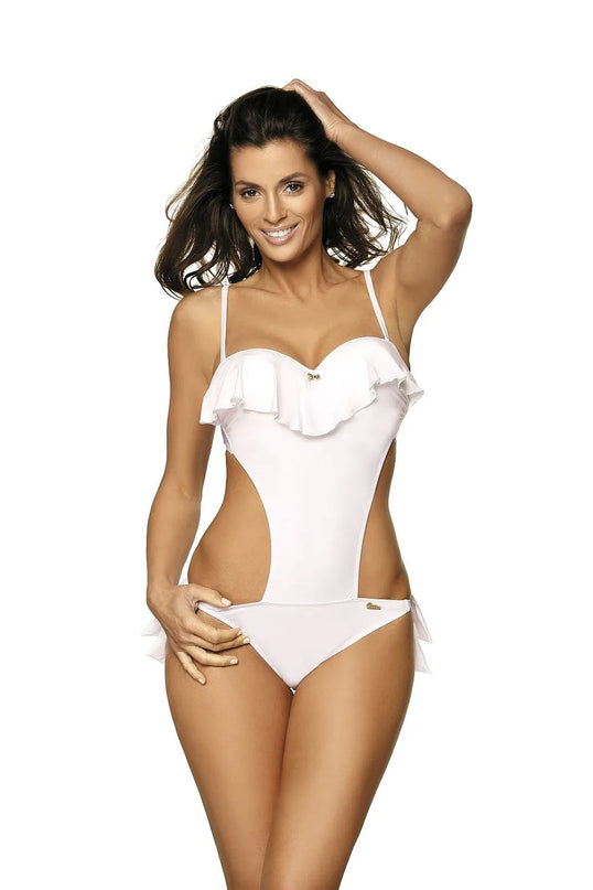 Maillot de bain une-pièce blanc, élégant et inspiré du style brésilien, avec volants féminins, découpes raffinées et bretelles fines. Design glamour et moderne rappelant l'esthétique des plages de Rio de Janeiro.