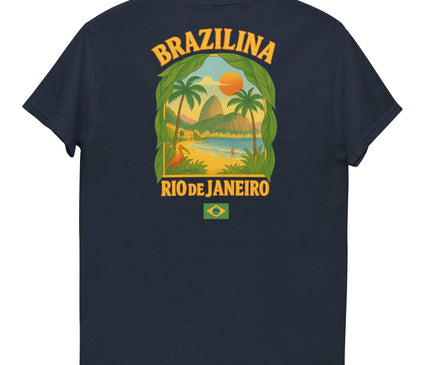 T-shirt bleu marine avec un imprimé coloré représentant une scène tropicale de Rio de Janeiro, incluant des palmiers, un coucher de soleil doré, le mont Pain de Sucre et une plage exotique. Le texte 'Brazilina' et 'Rio de Janeiro' est affiché en orange vif, accompagné du drapeau du Brésil en bas. Un vêtement évoquant l'énergie festive, les paysages tropicaux et la culture brésilienne.