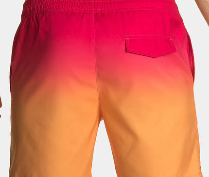 Short de bain dégradé rouge et orange inspiré de l'ambiance festive et décontractée du Brésil, parfait pour la plage et les promenades en ville, avec une poche arrière à rabat pratique.