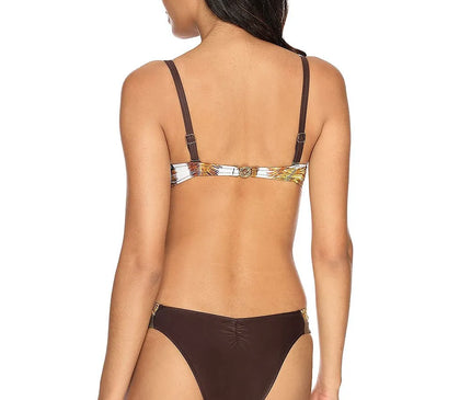Vue arrière d'un maillot de bain deux pièces d'inspiration brésilienne, en couleur marron avec des détails imprimés colorés sur le haut. Ce modèle évoque l'énergie des plages de Rio telles qu'Ipanema et Copacabana, mettant en avant une coupe élégante et confortable qui sublime les formes pour un look vibrant et sensuel.